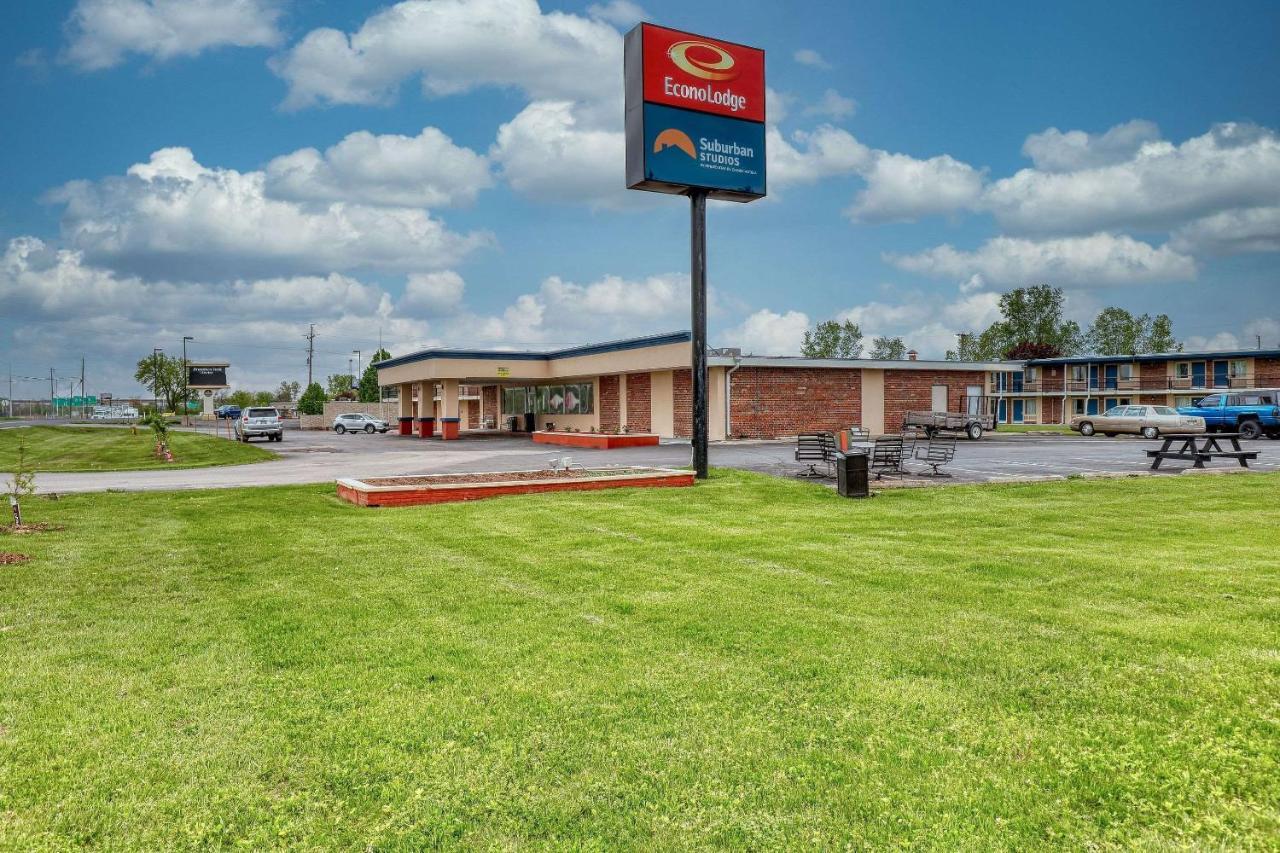 Suburban Studios Neenah-Appleton Exterior photo